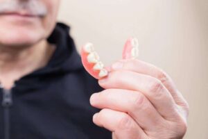 Din vej til et nyt smil med tandproteser i Aalborg